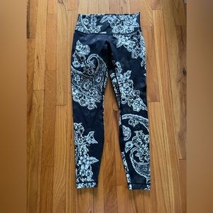 Lululemon Under Under high rise painted paisley size 8, GUC